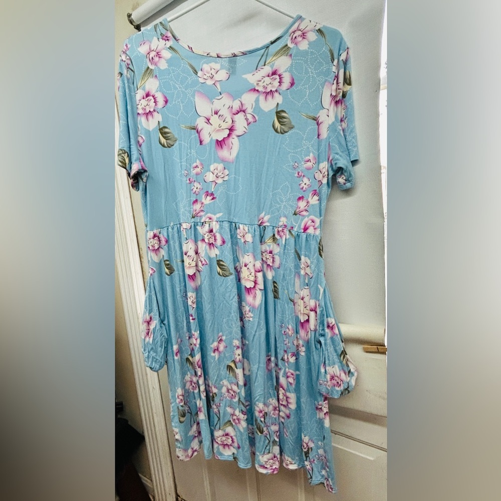 Dress, women’s size 2xl short sleeve with pockets. Hits just at the knees. - Picture 3 of 3